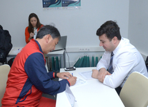 Делегации различных стран проходят аккредитацию на Кубок мира по прыжкам на батуте в Баку. Азербайджан, 3 март, 2016 